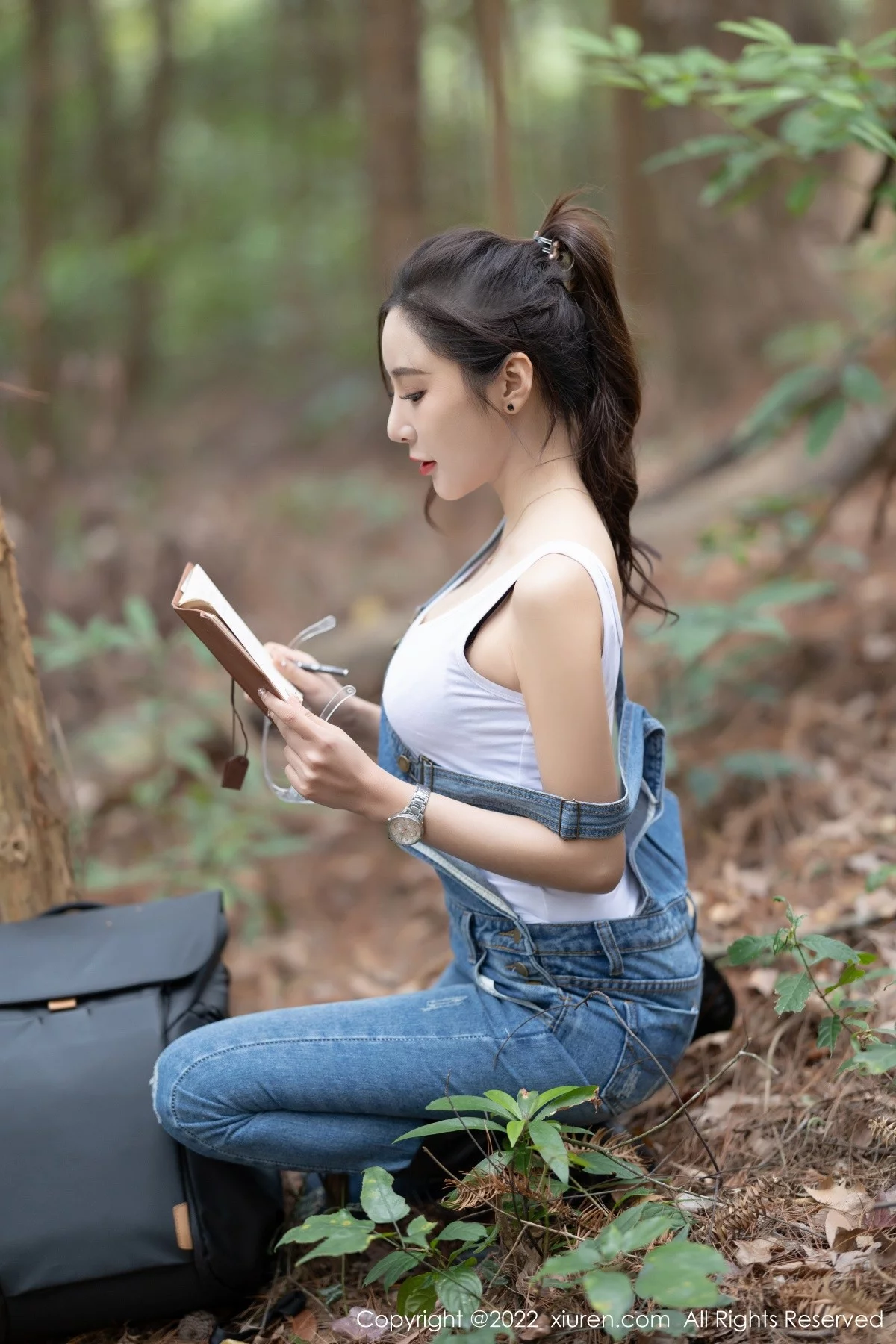 [[XiuRen秀人网]秀人网]No.4465_女神王馨瑶yanni户外探险主题脱牛仔背带服露黑色内衣性感写真63P