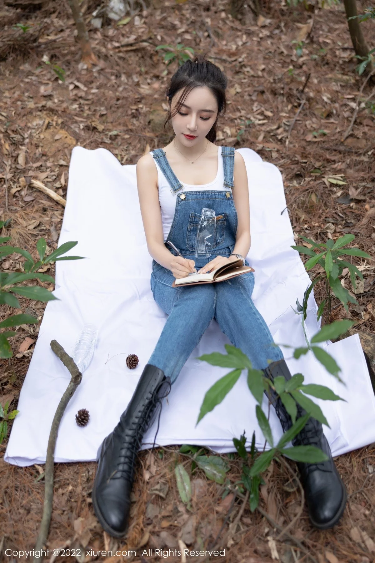 [[XiuRen秀人网]秀人网]No.4465_女神王馨瑶yanni户外探险主题脱牛仔背带服露黑色内衣性感写真63P