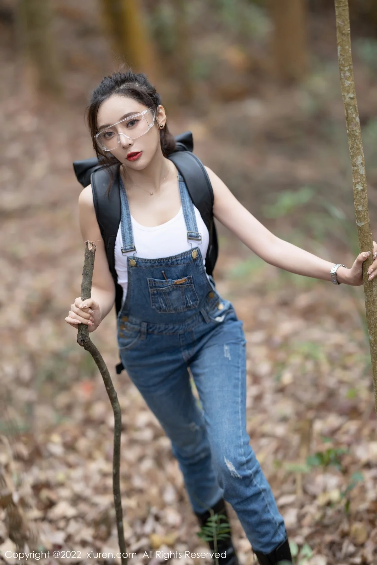 [[XiuRen秀人网]秀人网]No.4465_女神王馨瑶yanni户外探险主题脱牛仔背带服露黑色内衣性感写真63P