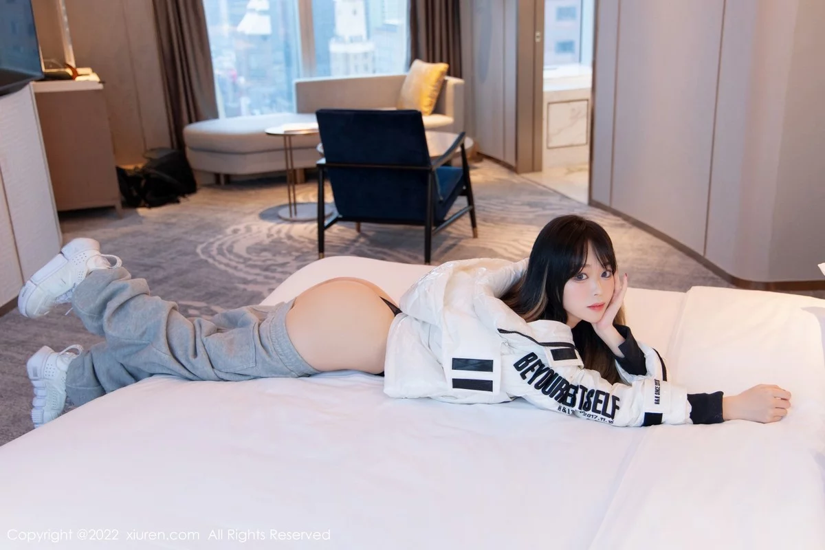 [[XiuRen秀人网]秀人网]No.4470_模特奶瓶私房床上脱白色外套淡灰色裤子秀白嫩翘臀撩人诱惑写真78P
