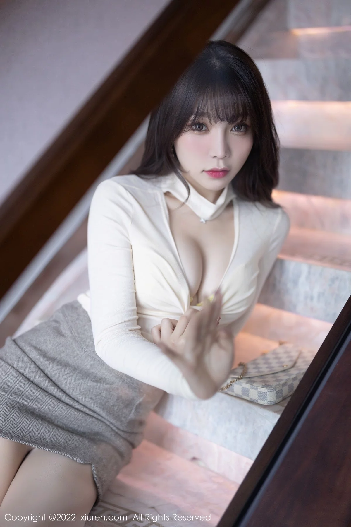 [[XiuRen秀人网]秀人网]No.4474_女神芝芝Booty白色收身上衣配灰短裙露超薄肉丝秀翘臀诱惑写真97P