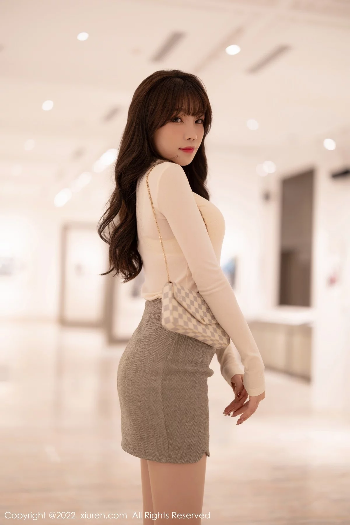 [[XiuRen秀人网]秀人网]No.4474_女神芝芝Booty白色收身上衣配灰短裙露超薄肉丝秀翘臀诱惑写真97P