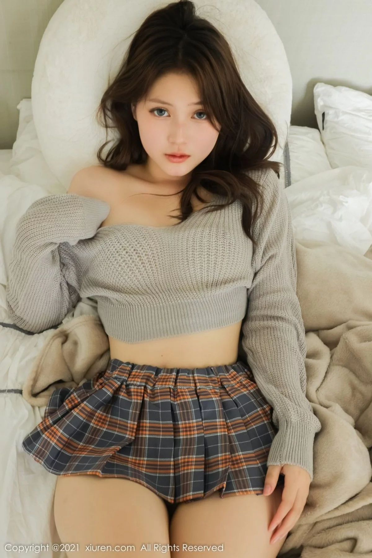[[XiuRen秀人网]秀人网]No.4369_模特兔妹妹私房灰色上衣配格子短裙半撩秀翘臀美腿迷人诱惑写真59P