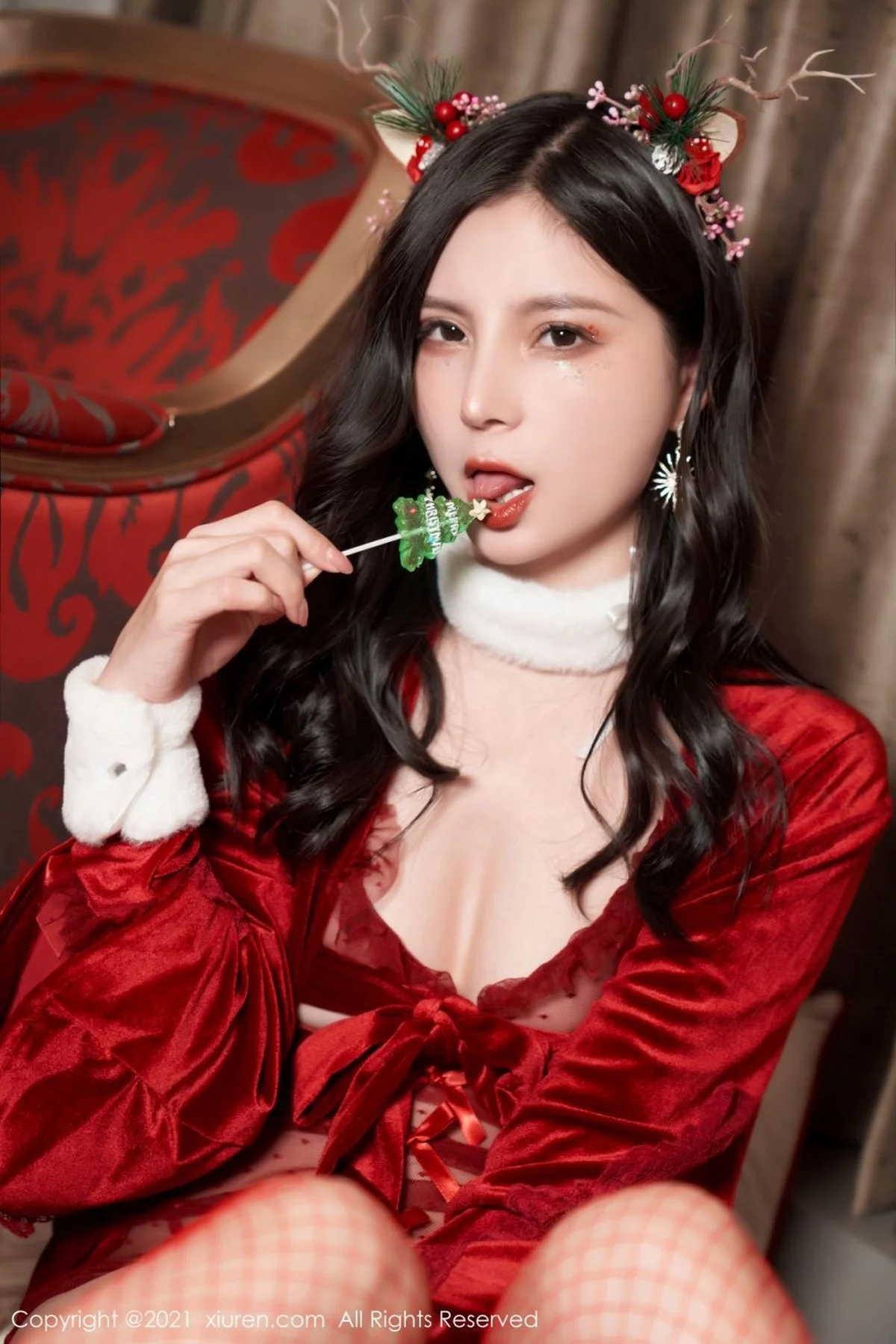[[XiuRen秀人网]秀人网]No.4377_模特小蛮妖Yummy圣诞礼物主题透明轻纱配丁字裤秀翘臀诱惑写真83P