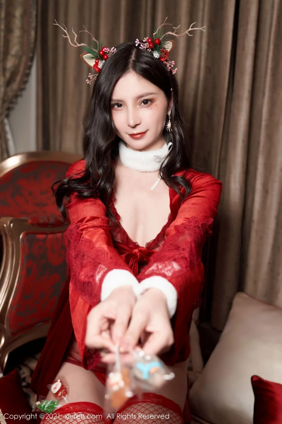 [[XiuRen秀人网]秀人网]No.4377_模特小蛮妖Yummy圣诞礼物主题透明轻纱配丁字裤秀翘臀诱惑写真83P
