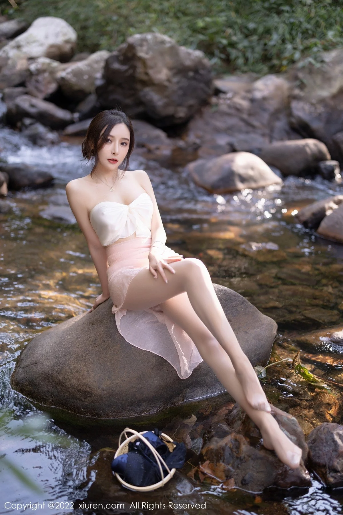 [[XiuRen秀人网]秀人网]No.4511_女神王馨瑶yanni户外小溪边淡色轻透服饰露火辣身材诱惑写真61P