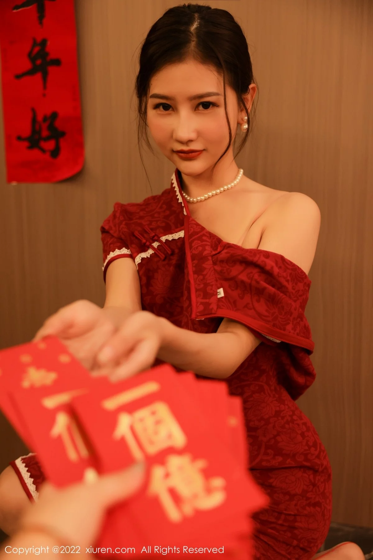 [[XiuRen秀人网]秀人网]No.4508_模特尹甜甜新年主题红色韵味旗袍半脱露豪乳遮点极致诱惑写真50P