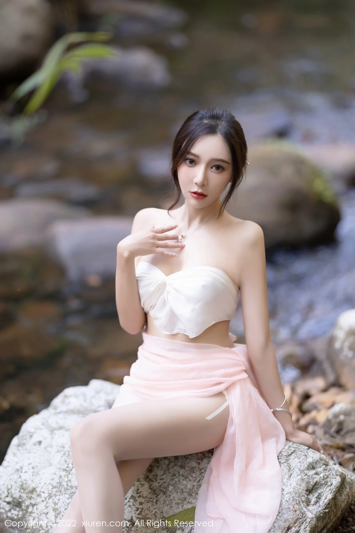 [[XiuRen秀人网]秀人网]No.4511_女神王馨瑶yanni户外小溪边淡色轻透服饰露火辣身材诱惑写真61P