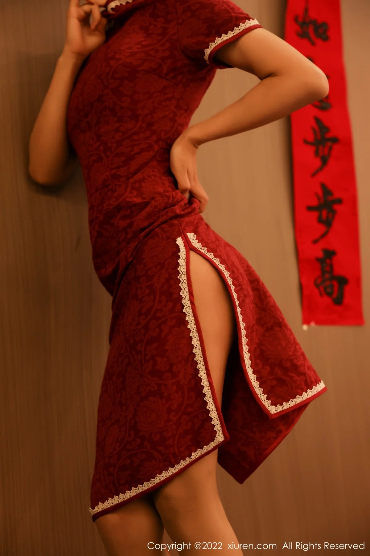 [[XiuRen秀人网]秀人网]No.4508_模特尹甜甜新年主题红色韵味旗袍半脱露豪乳遮点极致诱惑写真50P