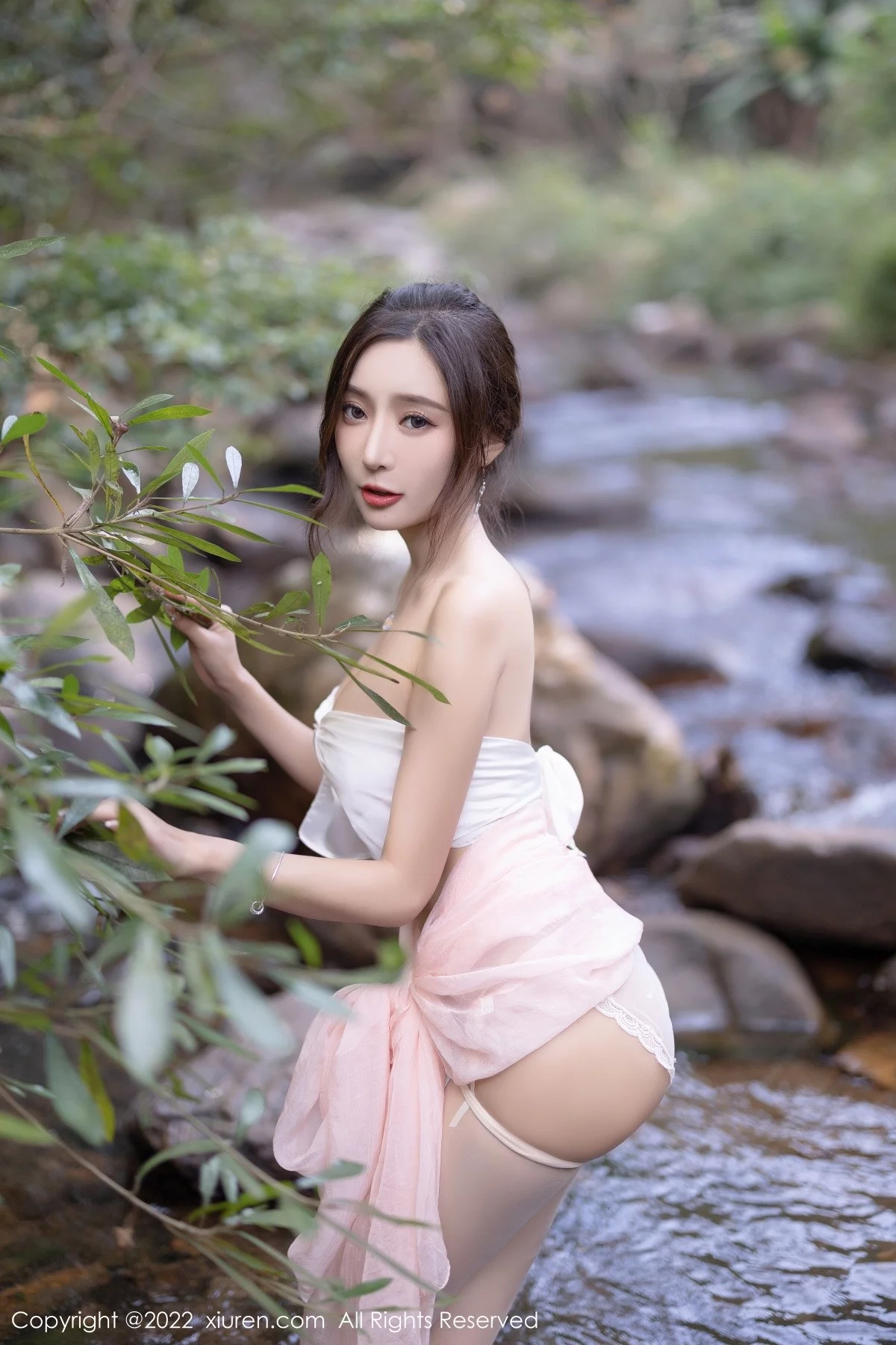 [[XiuRen秀人网]秀人网]No.4511_女神王馨瑶yanni户外小溪边淡色轻透服饰露火辣身材诱惑写真61P