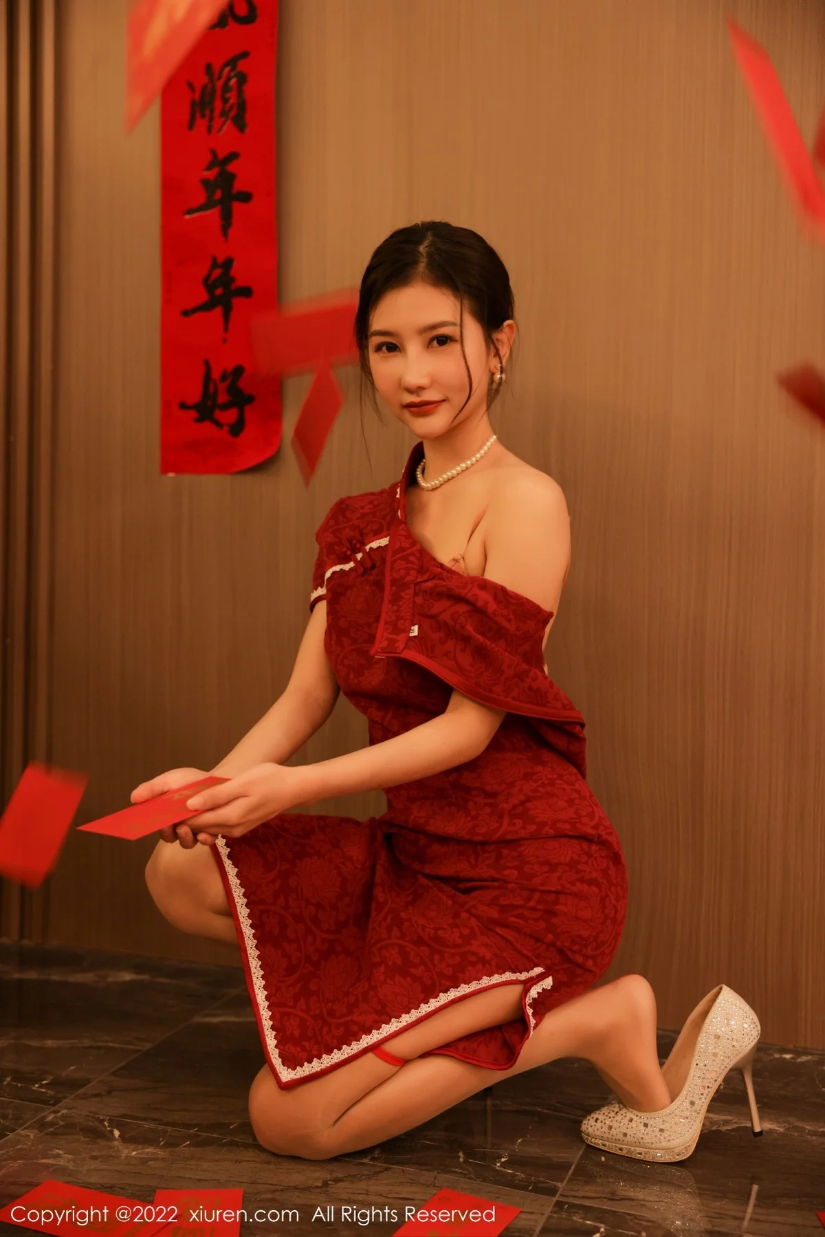 [[XiuRen秀人网]秀人网]No.4508_模特尹甜甜新年主题红色韵味旗袍半脱露豪乳遮点极致诱惑写真50P