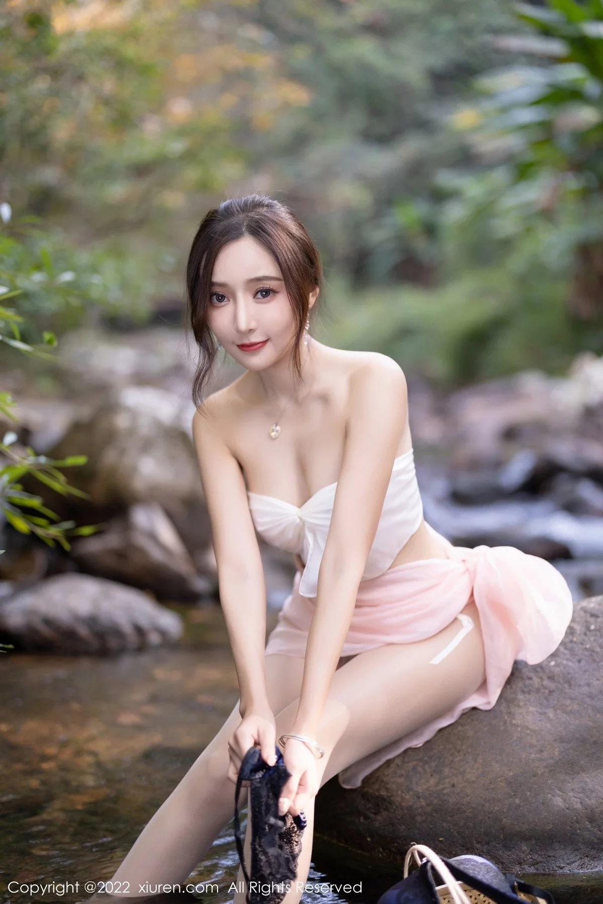 [[XiuRen秀人网]秀人网]No.4511_女神王馨瑶yanni户外小溪边淡色轻透服饰露火辣身材诱惑写真61P