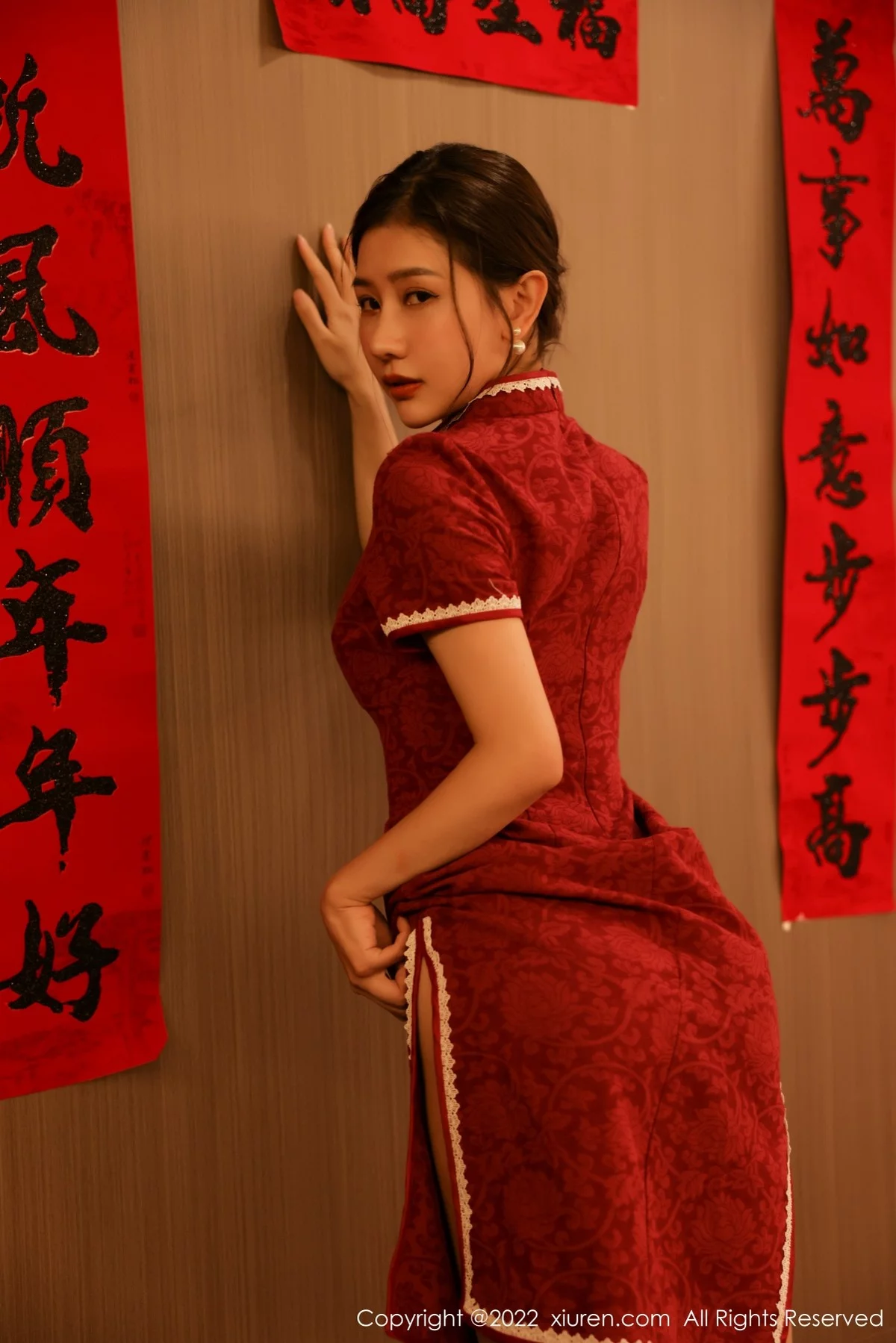 [[XiuRen秀人网]秀人网]No.4508_模特尹甜甜新年主题红色韵味旗袍半脱露豪乳遮点极致诱惑写真50P