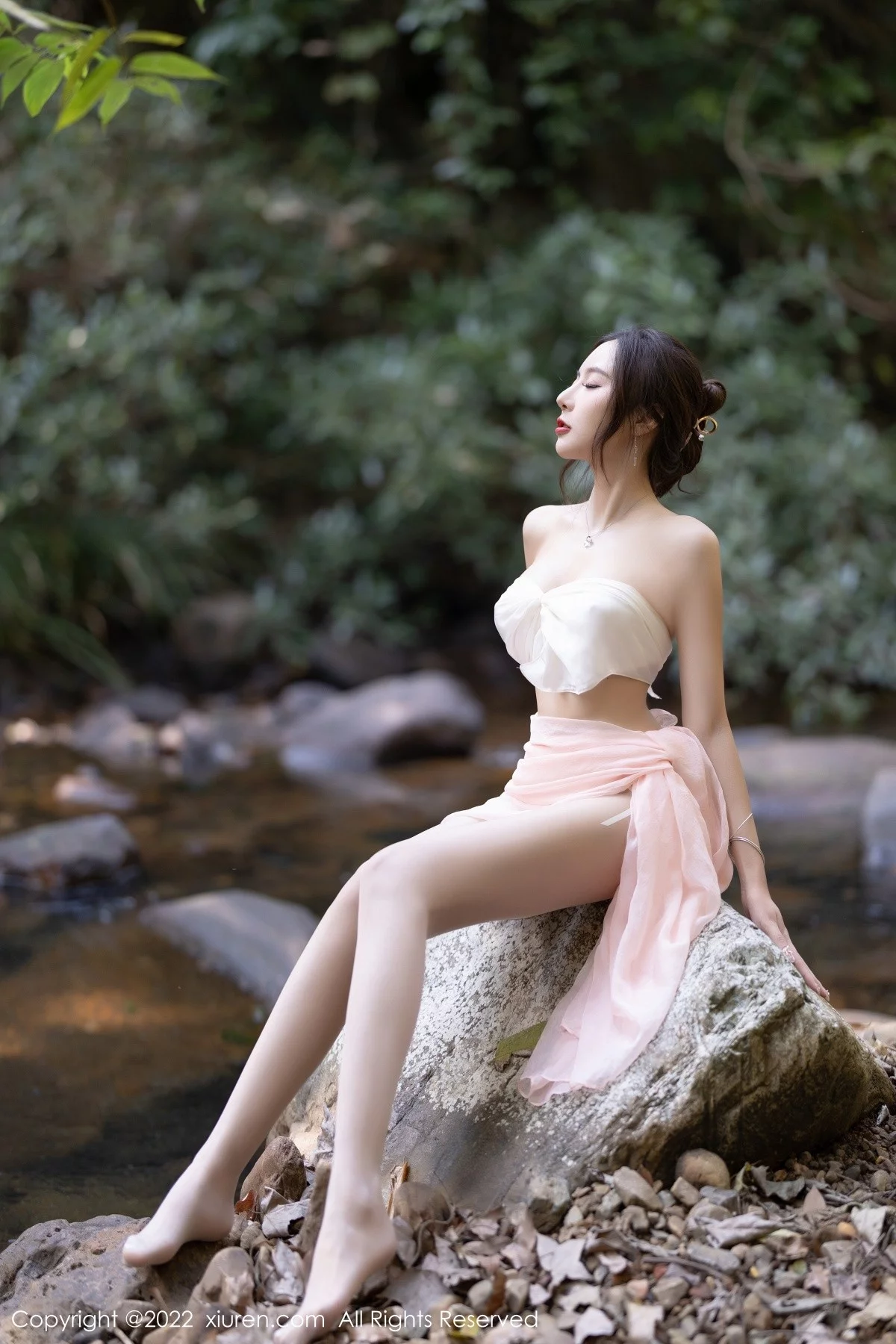 [[XiuRen秀人网]秀人网]No.4511_女神王馨瑶yanni户外小溪边淡色轻透服饰露火辣身材诱惑写真61P