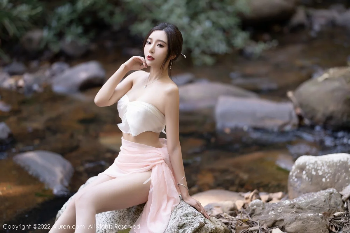 [[XiuRen秀人网]秀人网]No.4511_女神王馨瑶yanni户外小溪边淡色轻透服饰露火辣身材诱惑写真61P