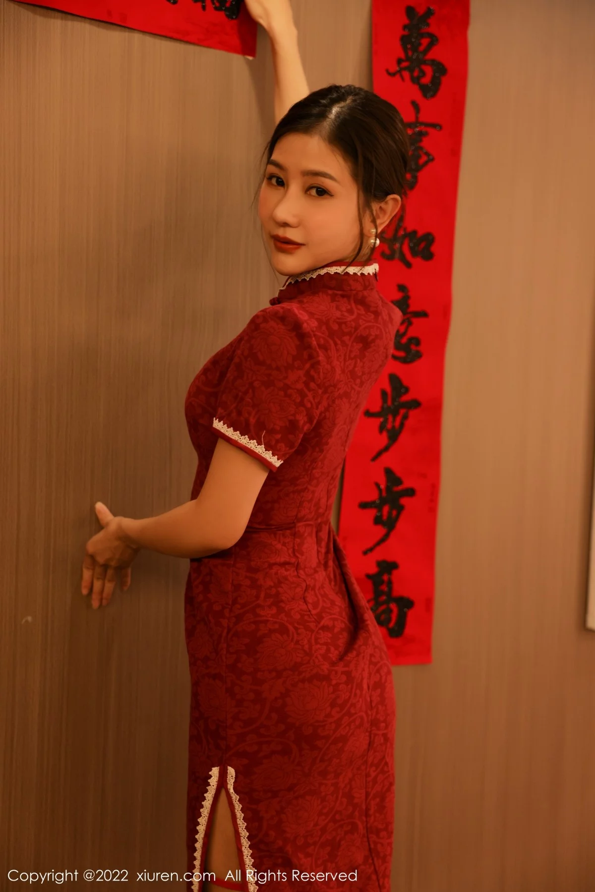 [[XiuRen秀人网]秀人网]No.4508_模特尹甜甜新年主题红色韵味旗袍半脱露豪乳遮点极致诱惑写真50P