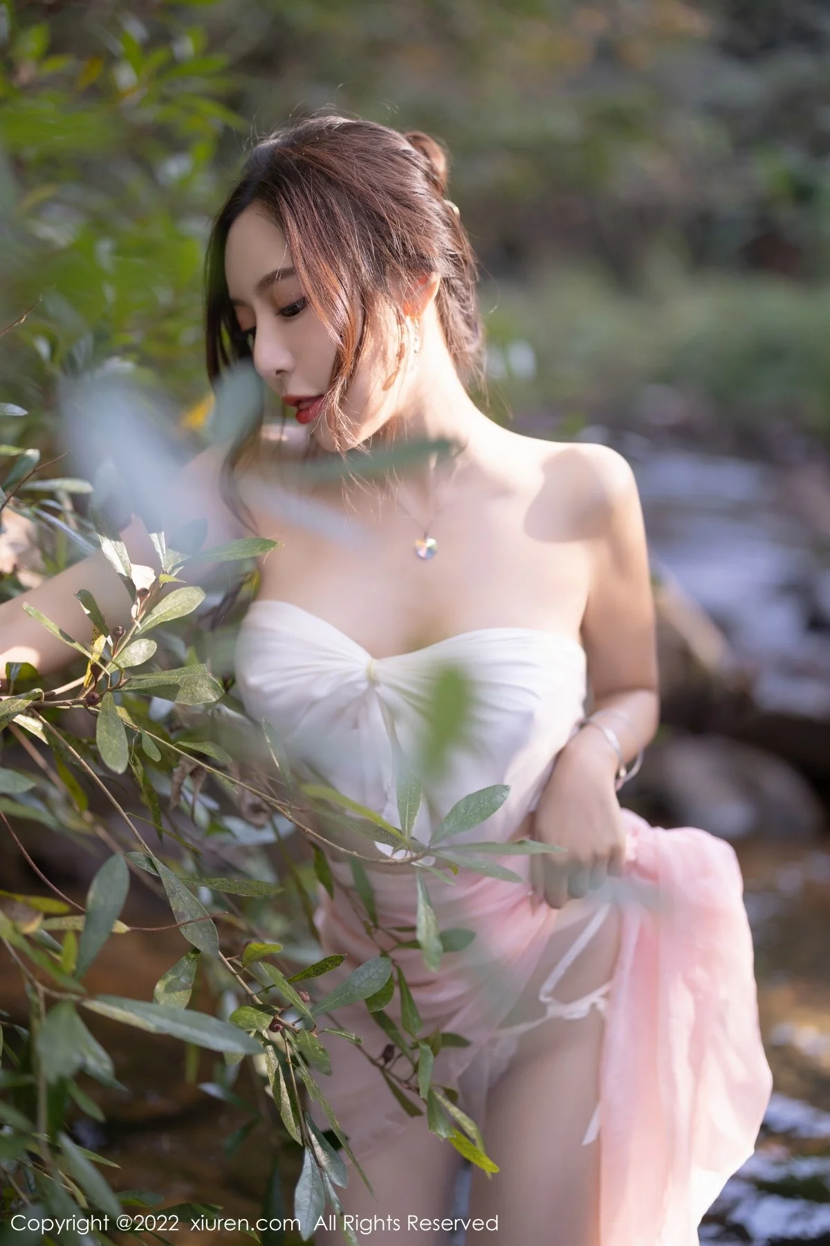 [[XiuRen秀人网]秀人网]No.4511_女神王馨瑶yanni户外小溪边淡色轻透服饰露火辣身材诱惑写真61P