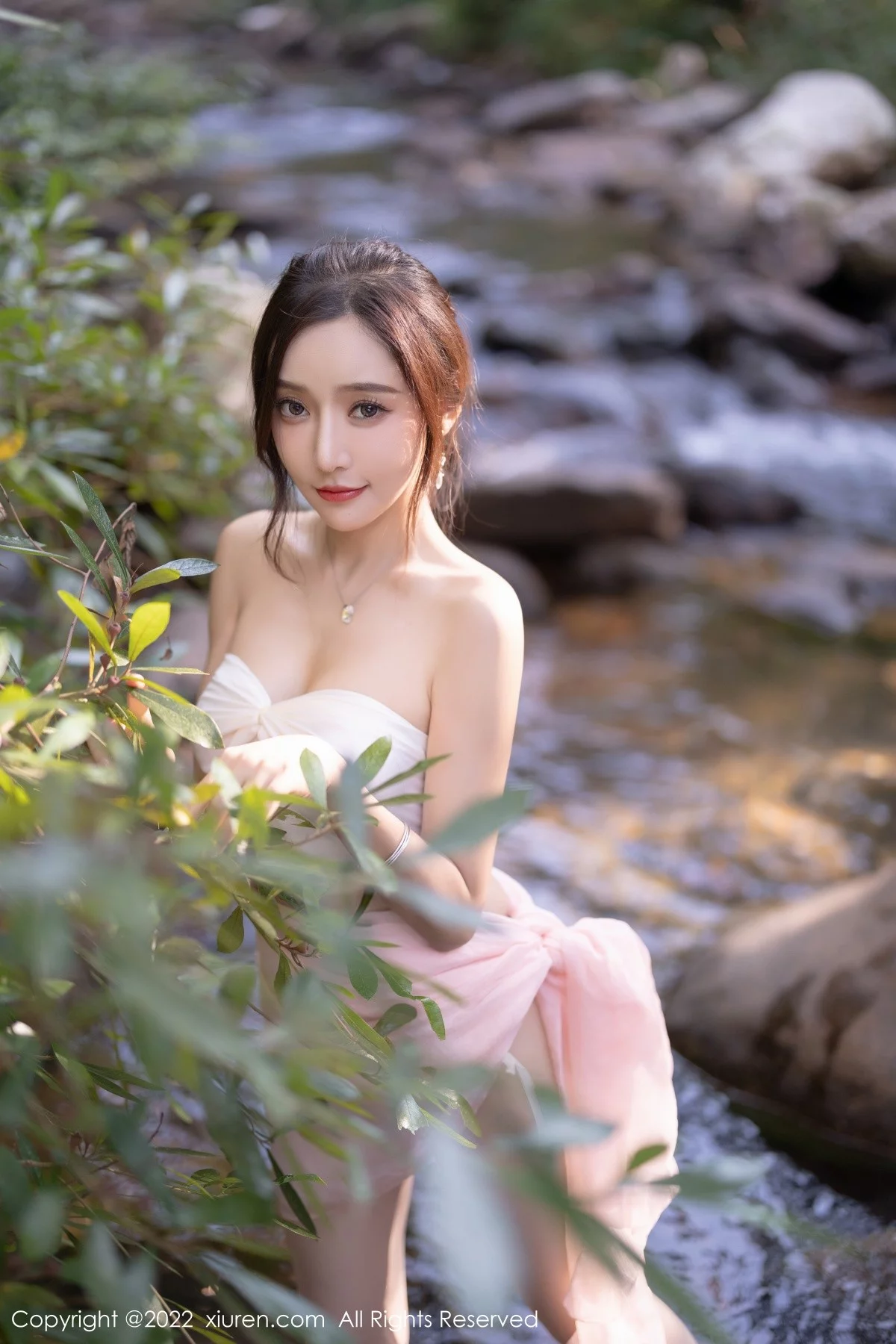 [[XiuRen秀人网]秀人网]No.4511_女神王馨瑶yanni户外小溪边淡色轻透服饰露火辣身材诱惑写真61P
