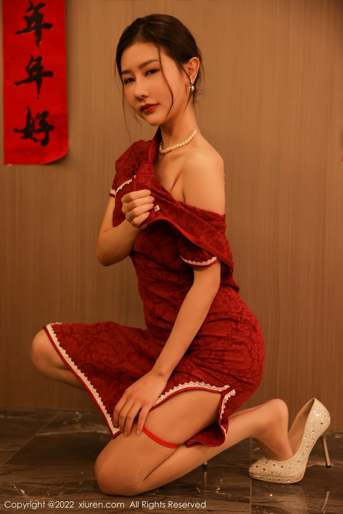 [[XiuRen秀人网]秀人网]No.4508_模特尹甜甜新年主题红色韵味旗袍半脱露豪乳遮点极致诱惑写真50P