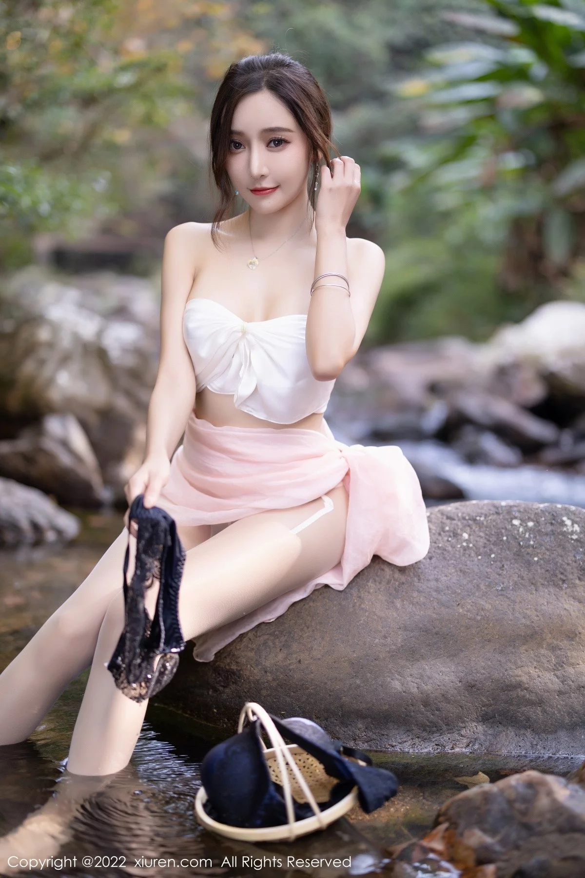 [[XiuRen秀人网]秀人网]No.4511_女神王馨瑶yanni户外小溪边淡色轻透服饰露火辣身材诱惑写真61P