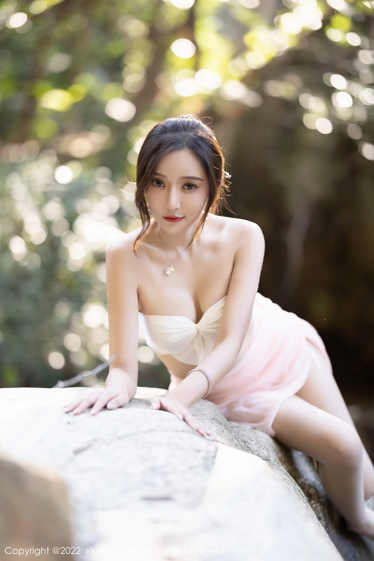 [[XiuRen秀人网]秀人网]No.4511_女神王馨瑶yanni户外小溪边淡色轻透服饰露火辣身材诱惑写真61P