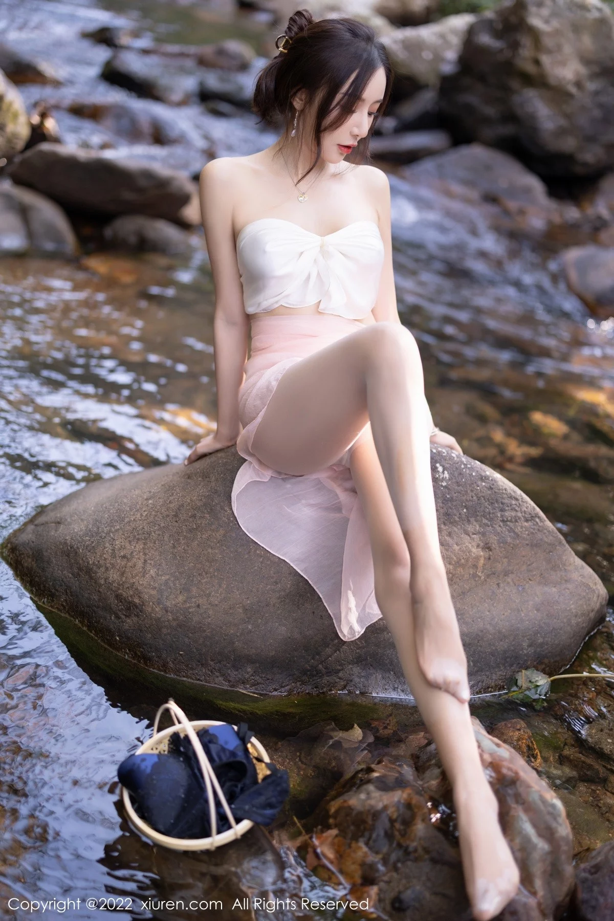 [[XiuRen秀人网]秀人网]No.4511_女神王馨瑶yanni户外小溪边淡色轻透服饰露火辣身材诱惑写真61P