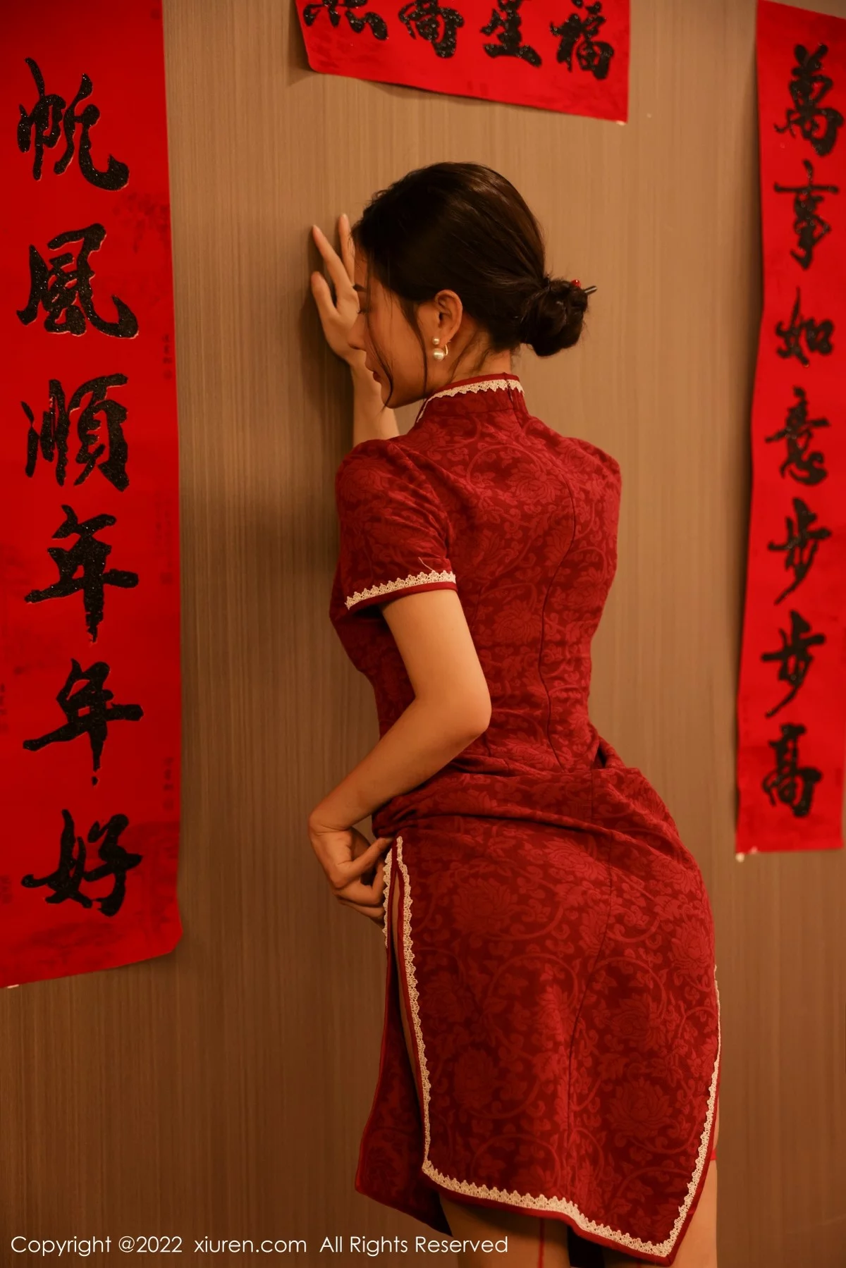 [[XiuRen秀人网]秀人网]No.4508_模特尹甜甜新年主题红色韵味旗袍半脱露豪乳遮点极致诱惑写真50P