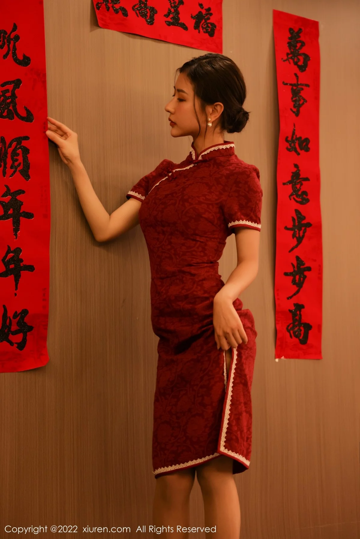 [[XiuRen秀人网]秀人网]No.4508_模特尹甜甜新年主题红色韵味旗袍半脱露豪乳遮点极致诱惑写真50P