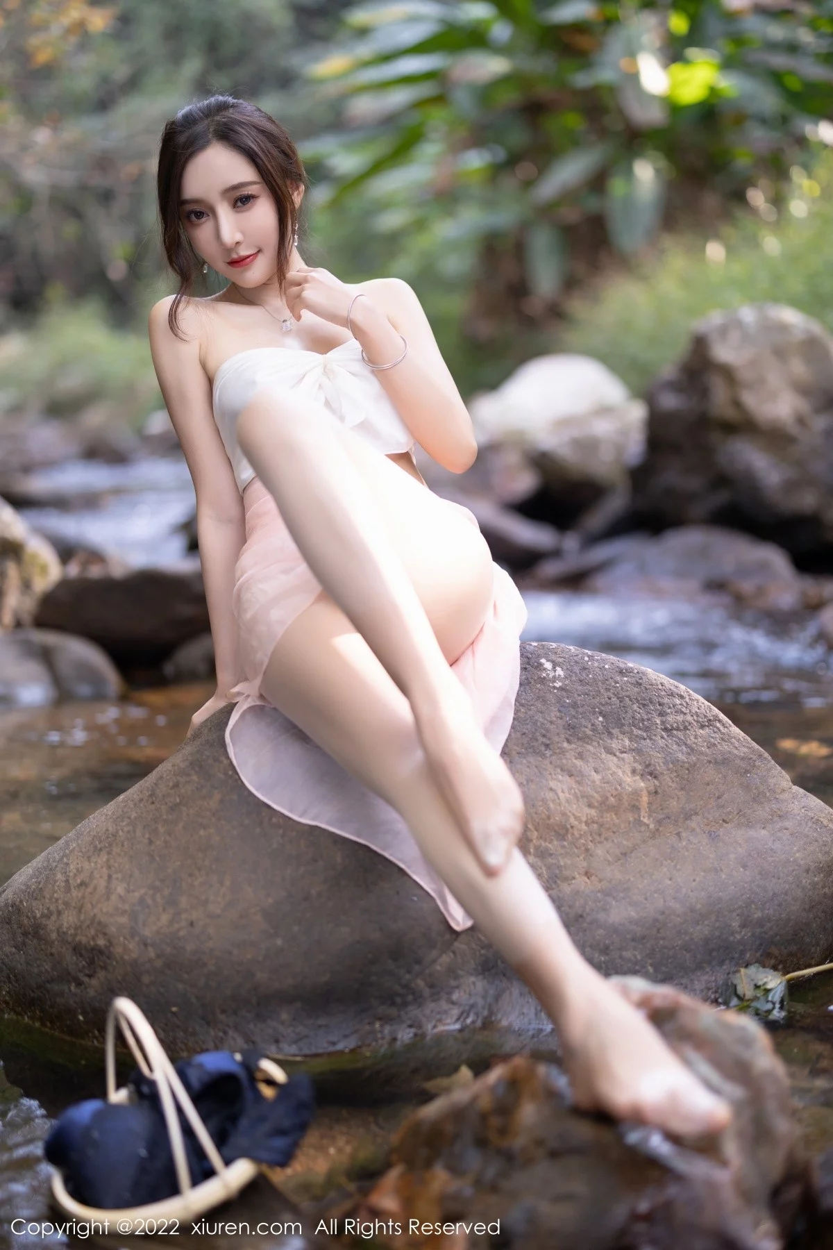 [[XiuRen秀人网]秀人网]No.4511_女神王馨瑶yanni户外小溪边淡色轻透服饰露火辣身材诱惑写真61P