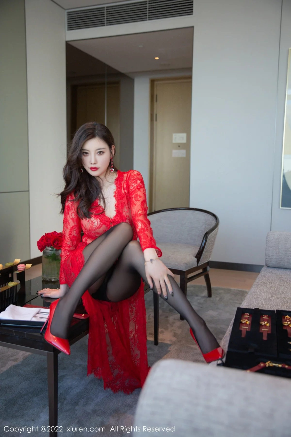 [[XiuRen秀人网]秀人网]No.4516_女神杨晨晨Yome新婚之夜主题红色婚纱配黑丝裤袜极致魅惑写真84P