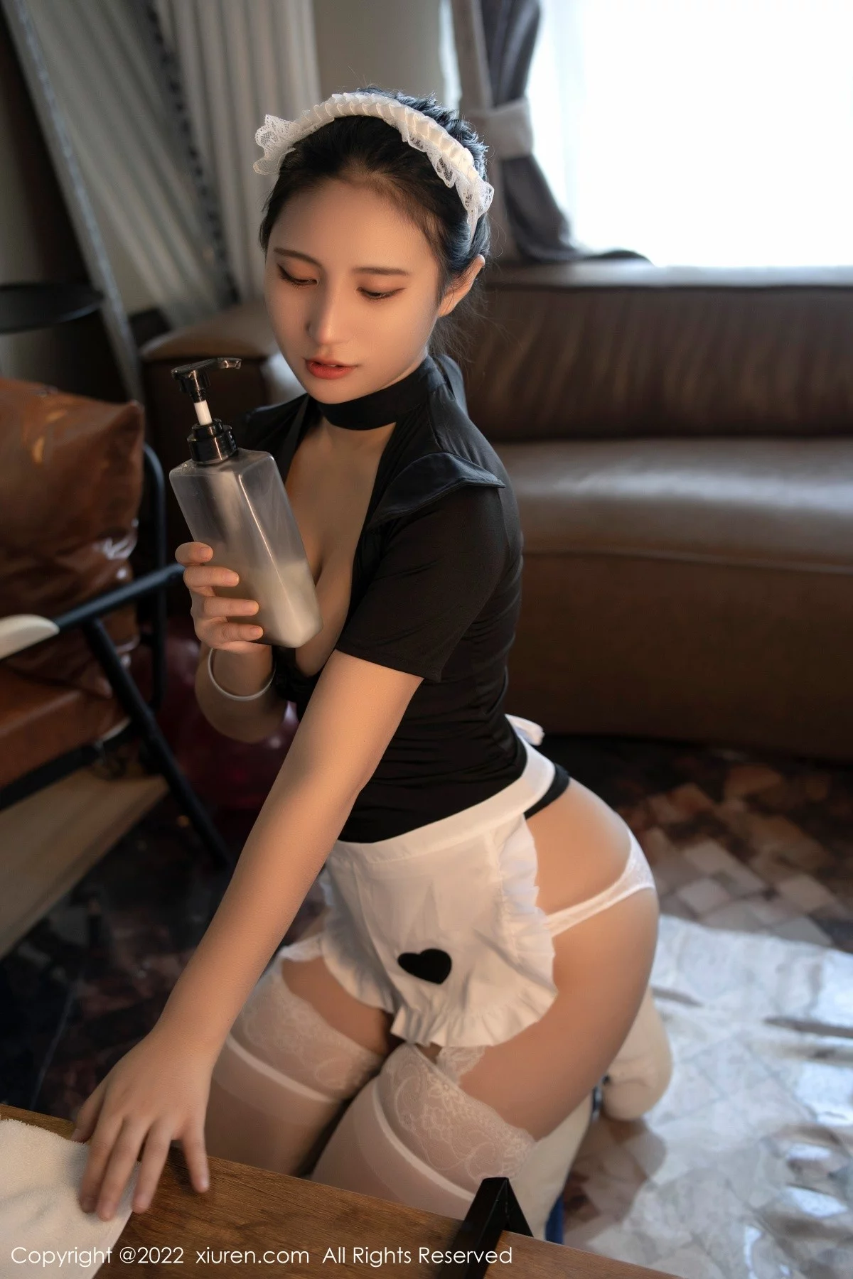 [[XiuRen秀人网]秀人网]No.4554_模特久久Aimee私房性感女仆装配白色蕾丝吊袜完美诱惑写真56P