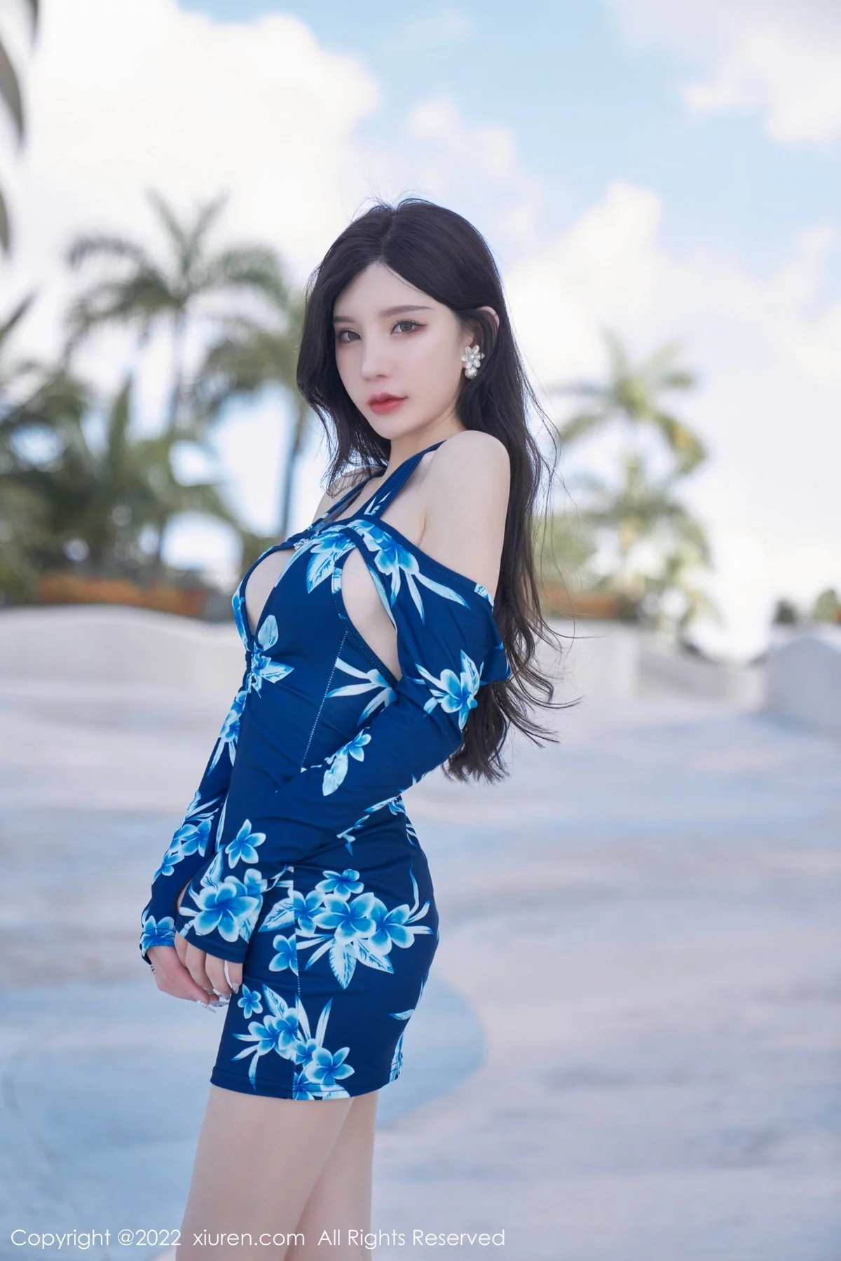 [[XiuRen秀人网]秀人网]No.4563_女神周于希Sally三亚旅拍性感蓝花纹连身衣秀翘臀美腿诱惑写真72P