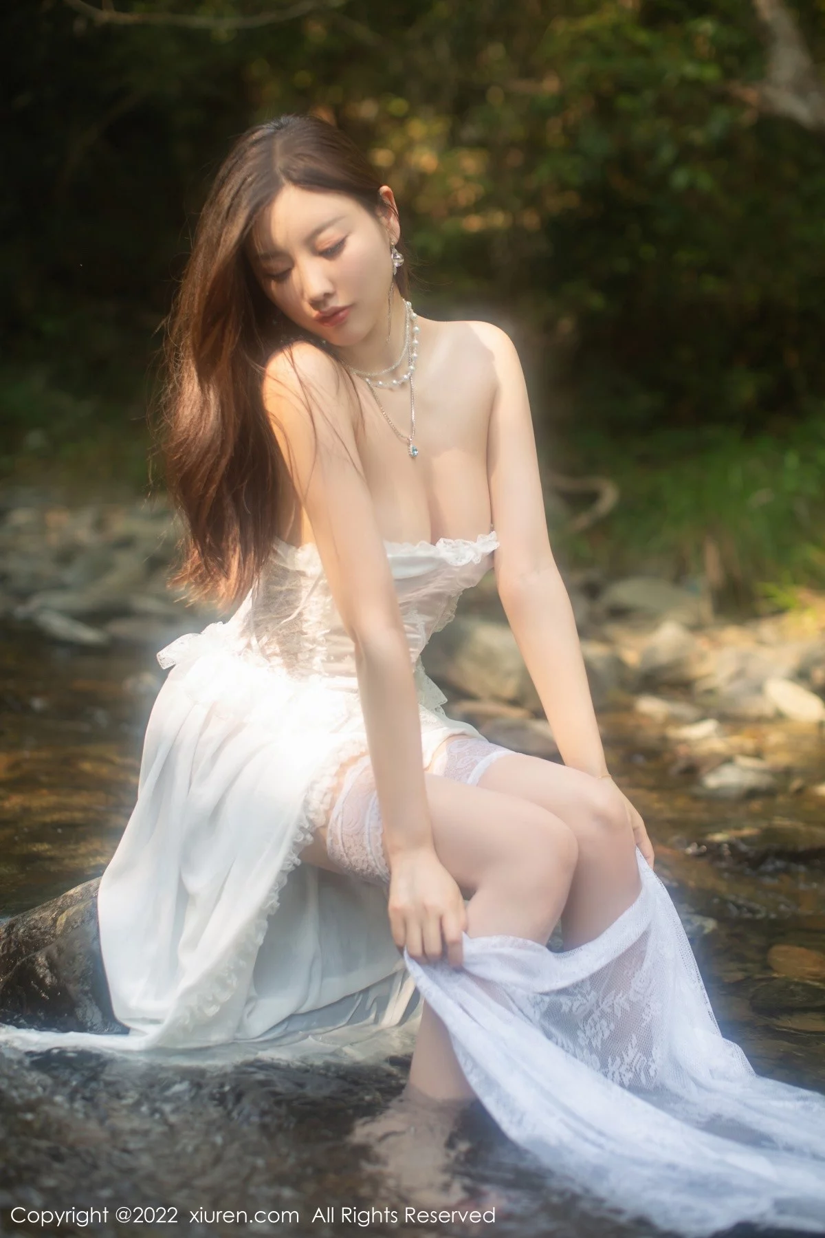 [[XiuRen秀人网]秀人网]No.4564_女神杨晨晨Yome户外小溪场景白色礼裙配白丝袜完美诱惑写真86P