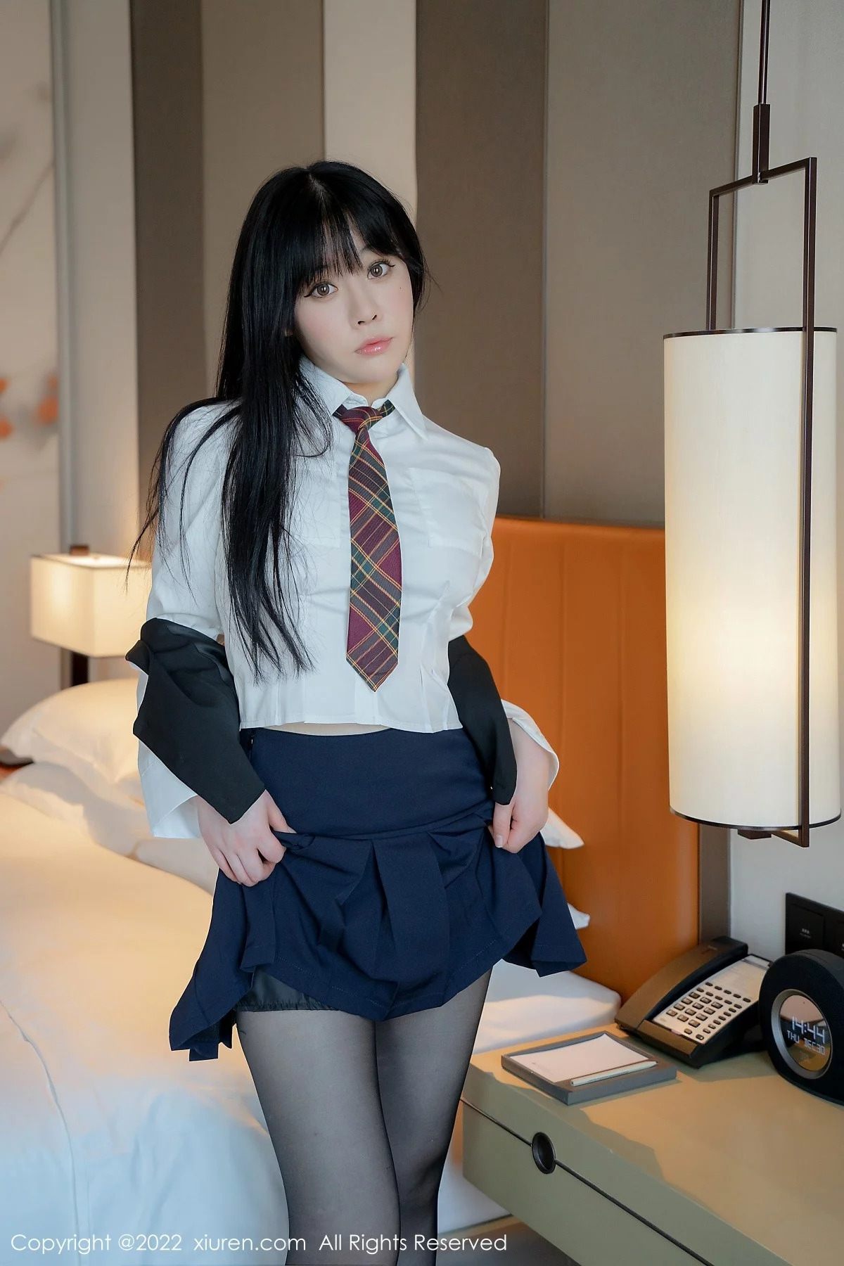 [[XiuRen秀人网]秀人网]No.4558_模特徐媛媛私房性感白色长T配蓝色短裙黑丝裤袜撩人诱惑写真51P