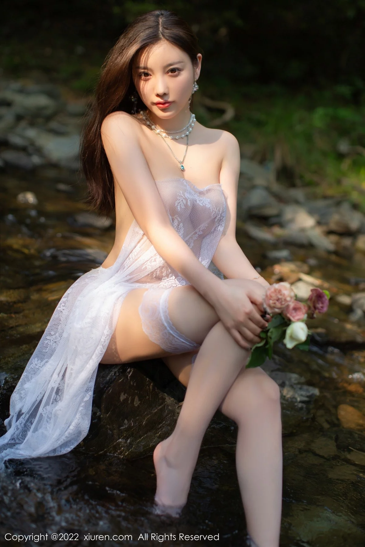 [[XiuRen秀人网]秀人网]No.4564_女神杨晨晨Yome户外小溪场景白色礼裙配白丝袜完美诱惑写真86P