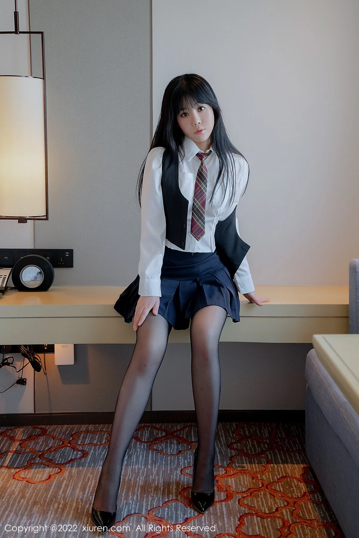 [[XiuRen秀人网]秀人网]No.4558_模特徐媛媛私房性感白色长T配蓝色短裙黑丝裤袜撩人诱惑写真51P