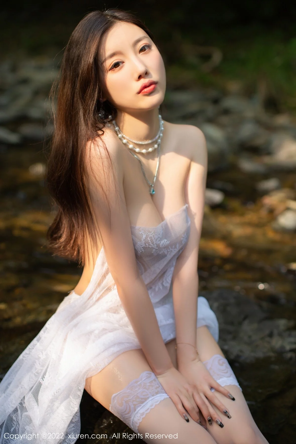 [[XiuRen秀人网]秀人网]No.4564_女神杨晨晨Yome户外小溪场景白色礼裙配白丝袜完美诱惑写真86P