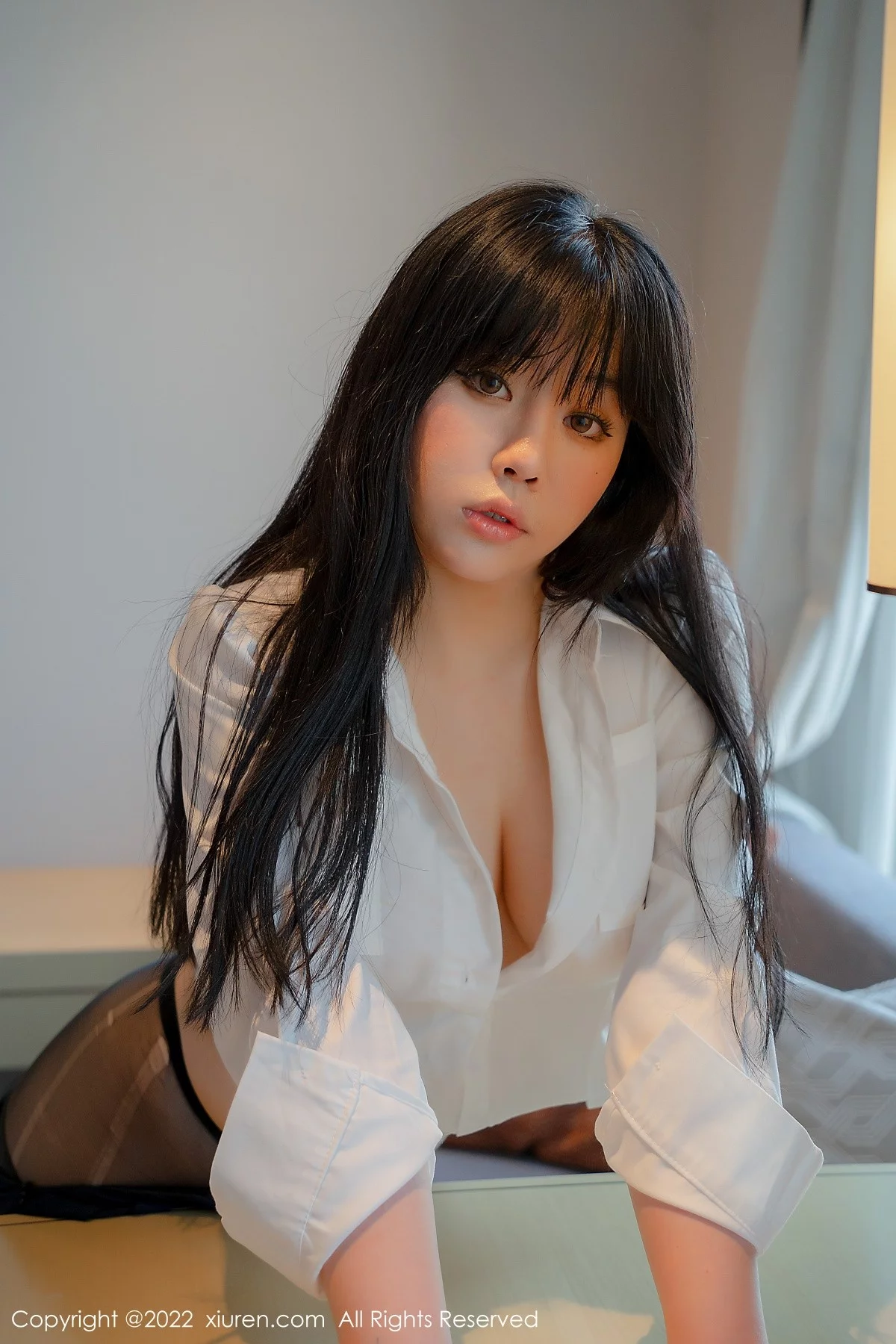 [[XiuRen秀人网]秀人网]No.4558_模特徐媛媛私房性感白色长T配蓝色短裙黑丝裤袜撩人诱惑写真51P