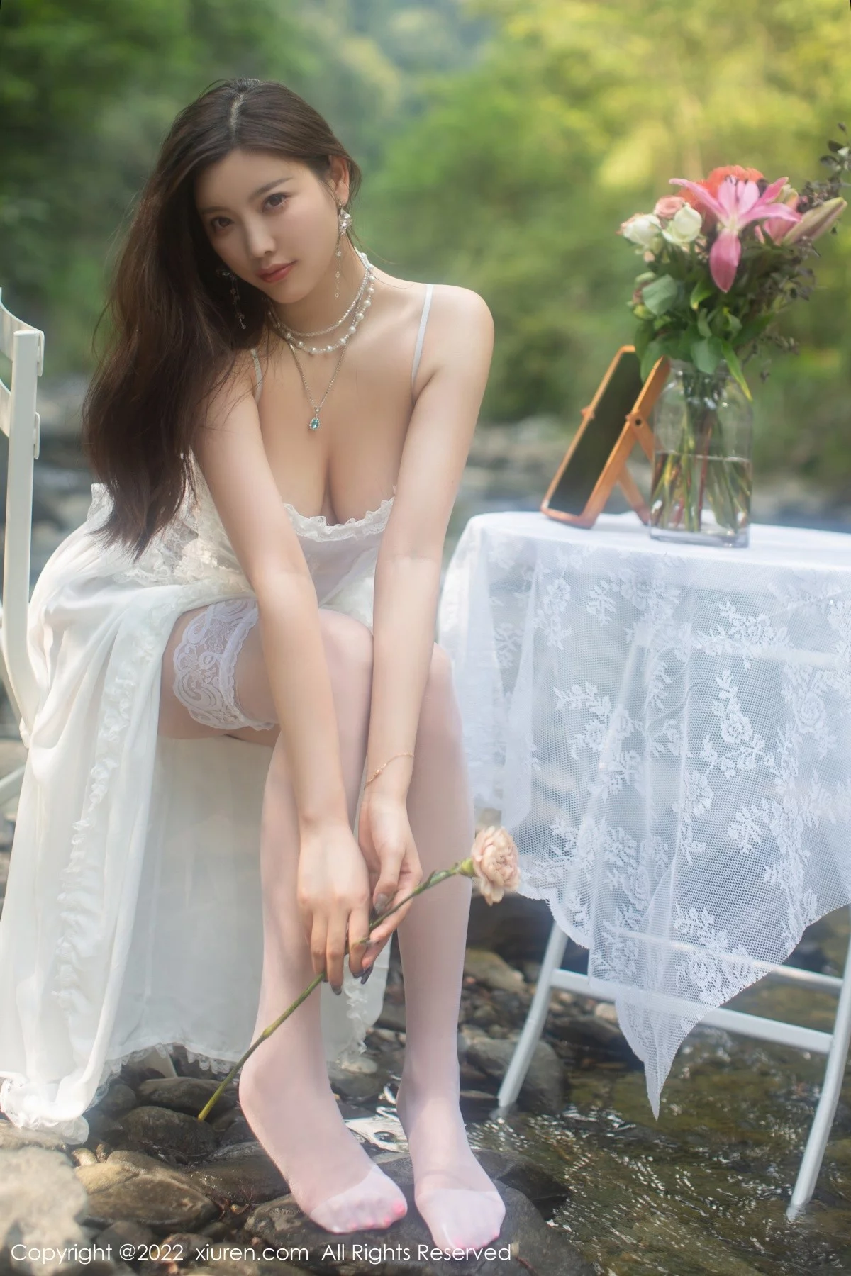 [[XiuRen秀人网]秀人网]No.4564_女神杨晨晨Yome户外小溪场景白色礼裙配白丝袜完美诱惑写真86P