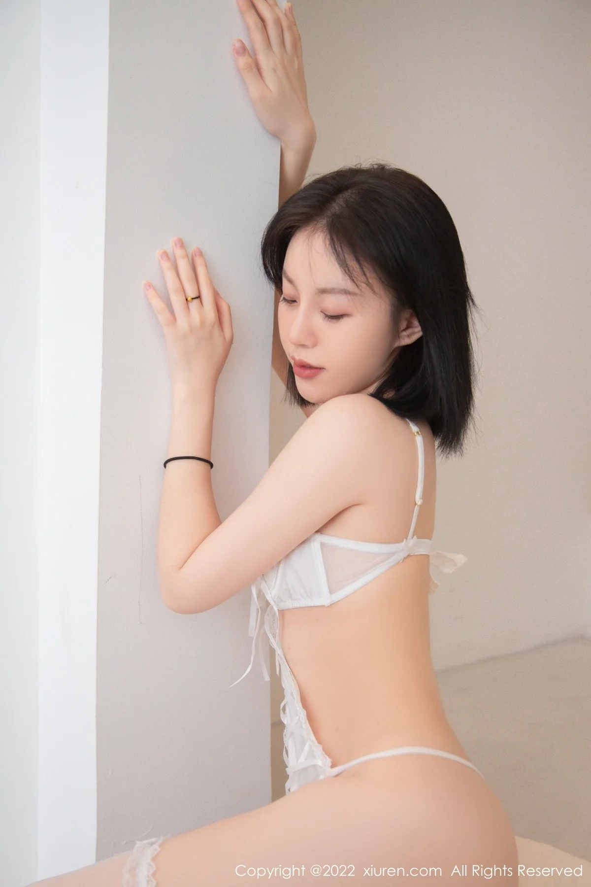 [[XiuRen秀人网]秀人网]No.4569_模特一颗甜蛋黄a私房脱纯白毛外衣露性感内衣白丝袜诱惑写真67P