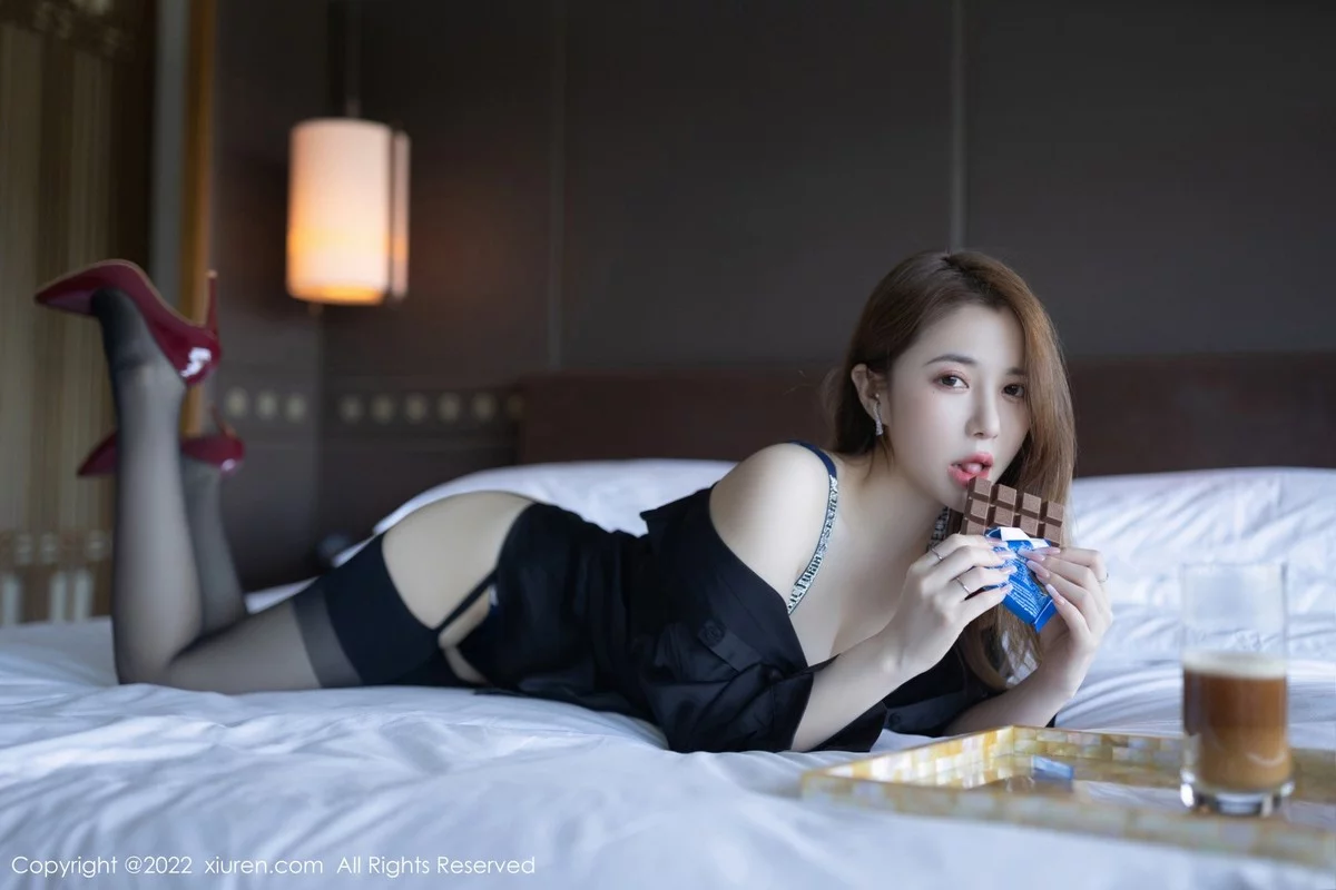 [[XiuRen秀人网]秀人网]No.4573_模特鱼子酱Fish三亚旅拍性感黑色长T配黑丝吊袜极致魅惑写真75P