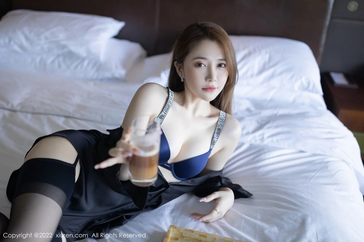 [[XiuRen秀人网]秀人网]No.4573_模特鱼子酱Fish三亚旅拍性感黑色长T配黑丝吊袜极致魅惑写真75P