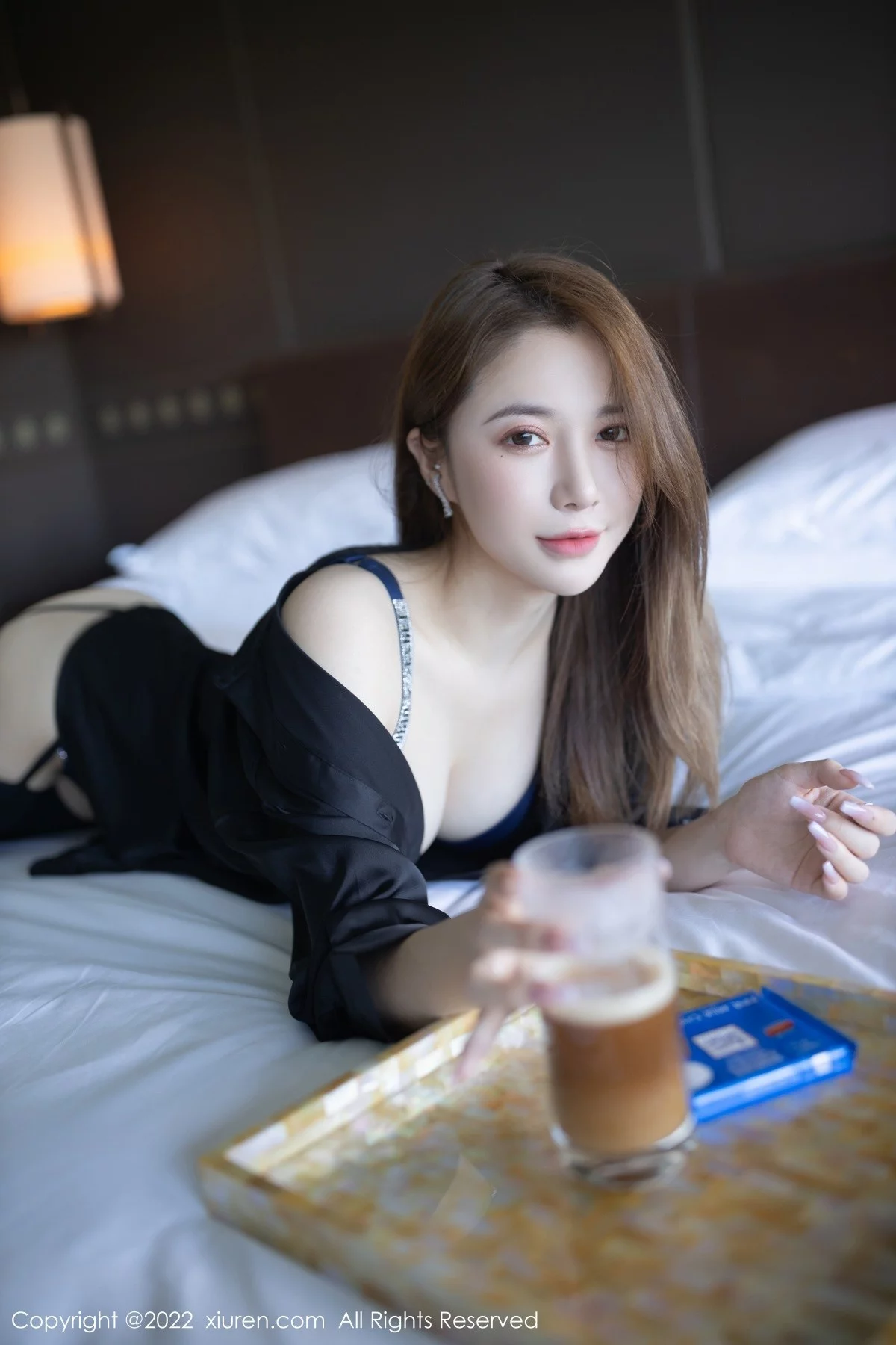 [[XiuRen秀人网]秀人网]No.4573_模特鱼子酱Fish三亚旅拍性感黑色长T配黑丝吊袜极致魅惑写真75P