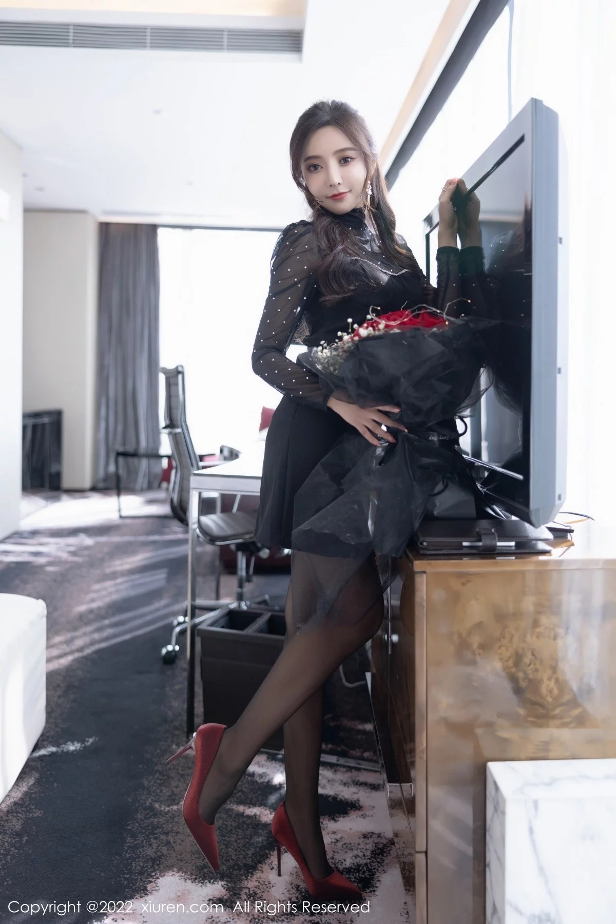 [[XiuRen秀人网]秀人网]No.4574_女神王馨瑶yanni室内场景黑色轻透服饰+红色情趣内衣诱惑写真64P