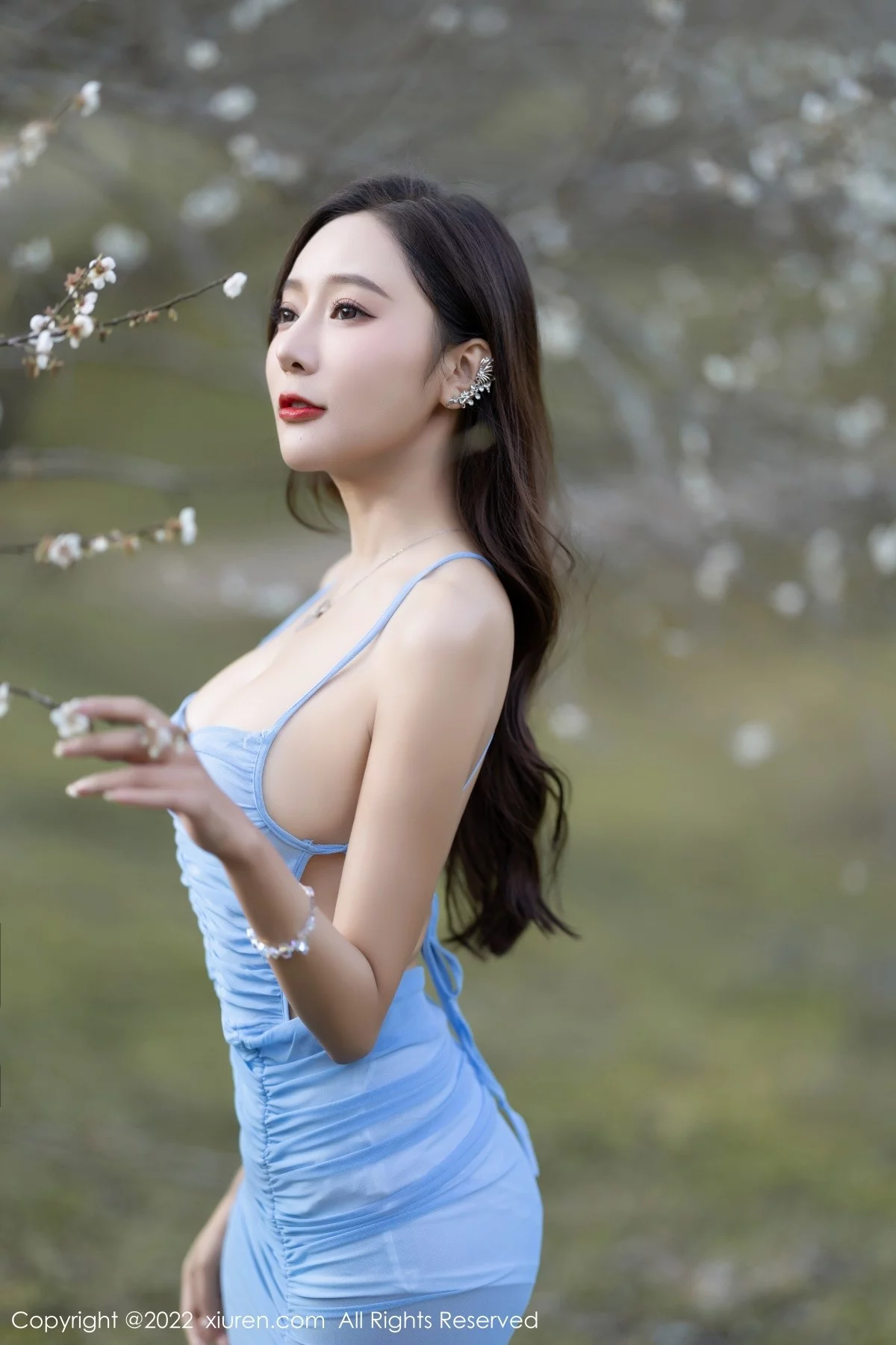 [[XiuRen秀人网]秀人网]No.4581_女神王馨瑶yanni户外性感蓝色长裙+浴室轻透服饰完美诱惑写真81P