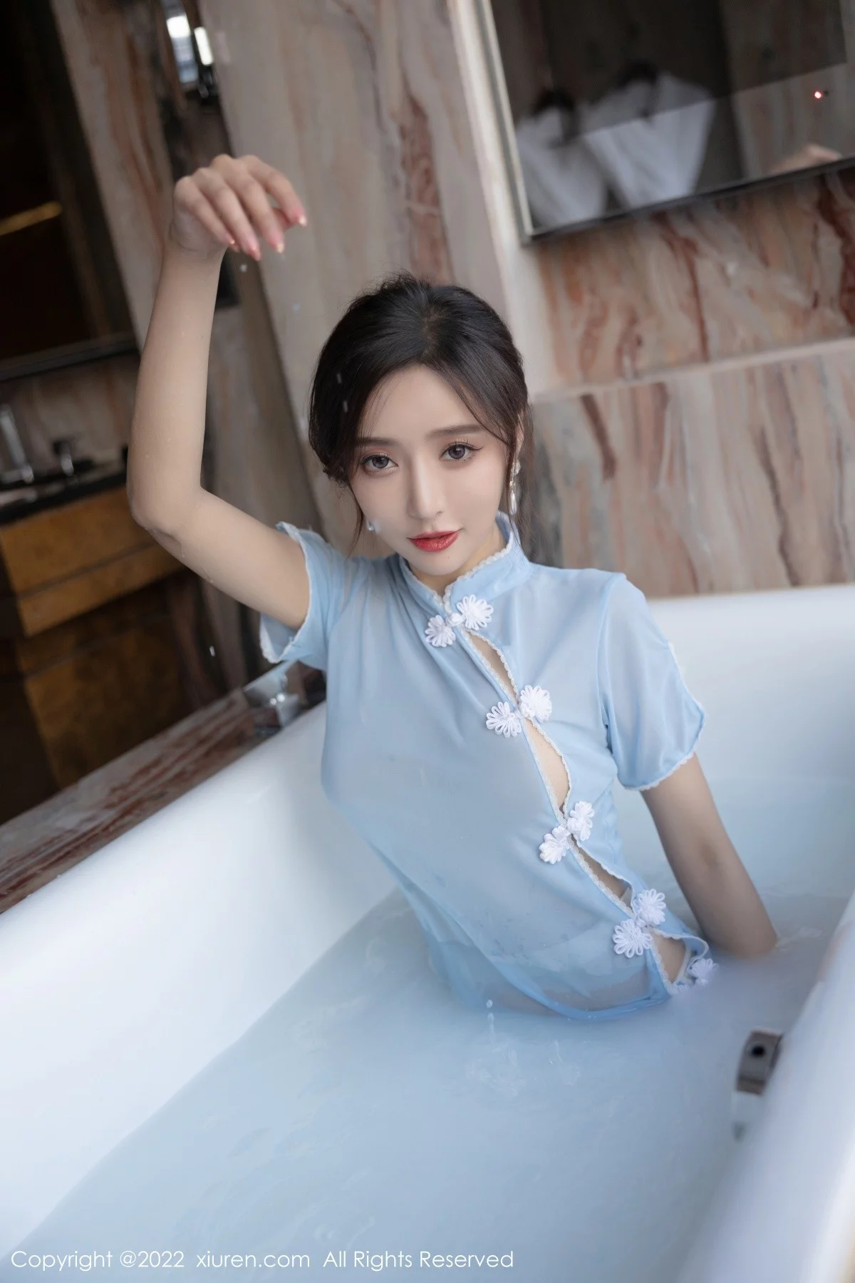 [[XiuRen秀人网]秀人网]No.4581_女神王馨瑶yanni户外性感蓝色长裙+浴室轻透服饰完美诱惑写真81P