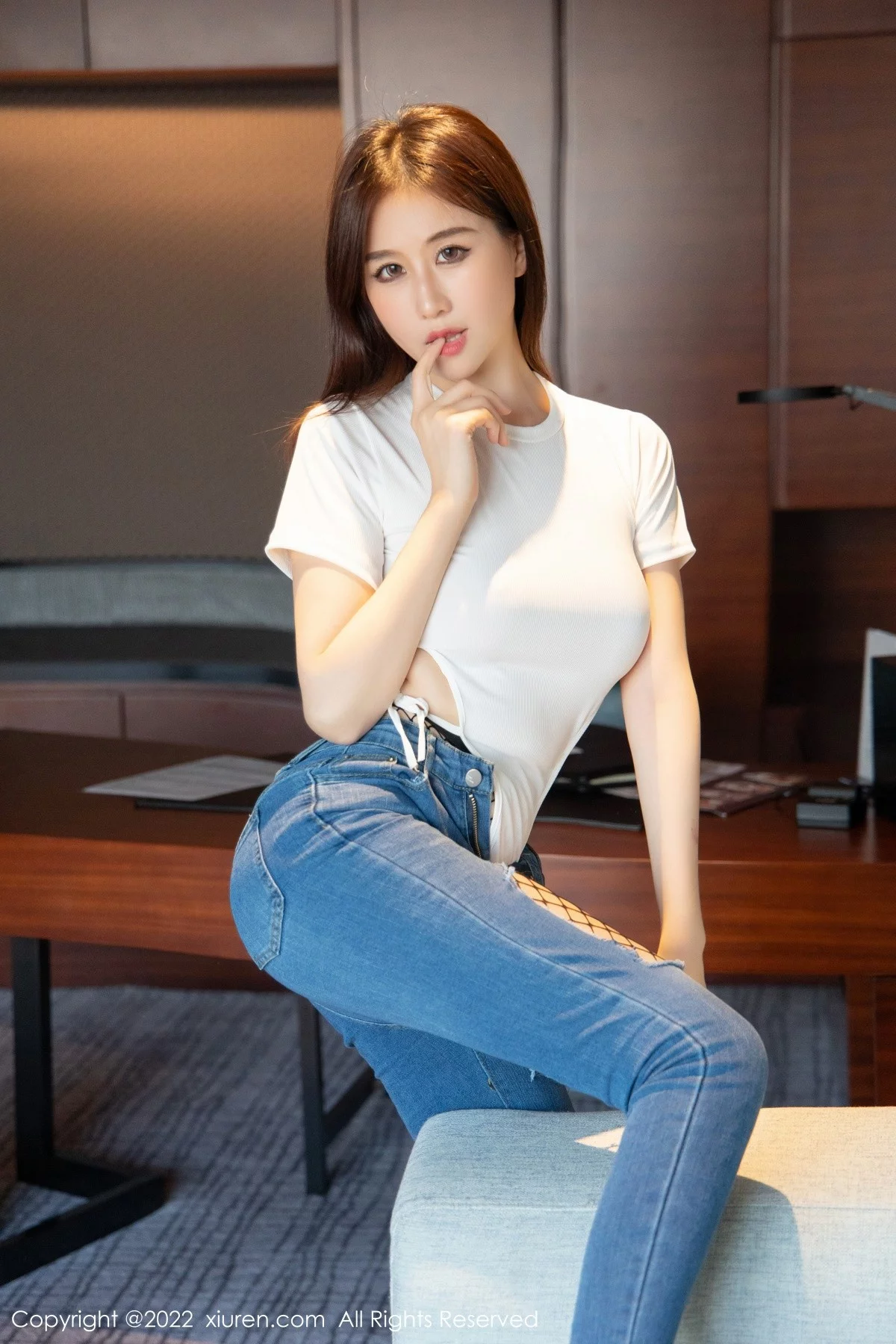 [[XiuRen秀人网]秀人网]No.4481_模特月音瞳白色连体衣配牛仔裤半脱露黑丝网袜秀美腿性感写真93P