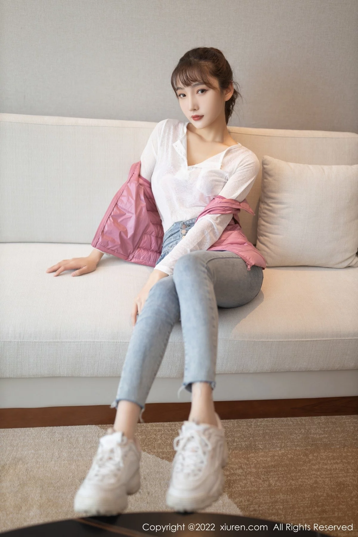 [[XiuRen秀人网]秀人网]No.4493_模特陆萱萱角色扮演主题私房脱牛仔裤露无内肉丝惹火诱惑写真91P