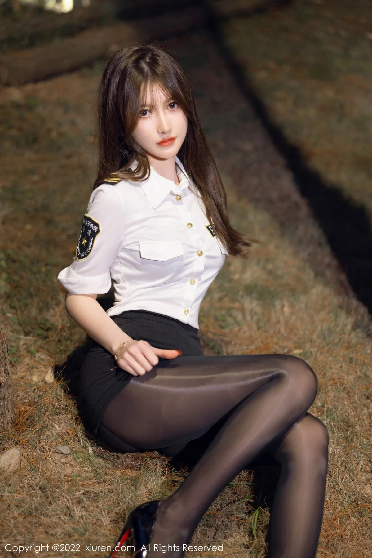 [[XiuRen秀人网]秀人网]No.4492_模特美桃酱户外夜晚树林+私房床上性感女兵制服配黑丝诱惑写真56P
