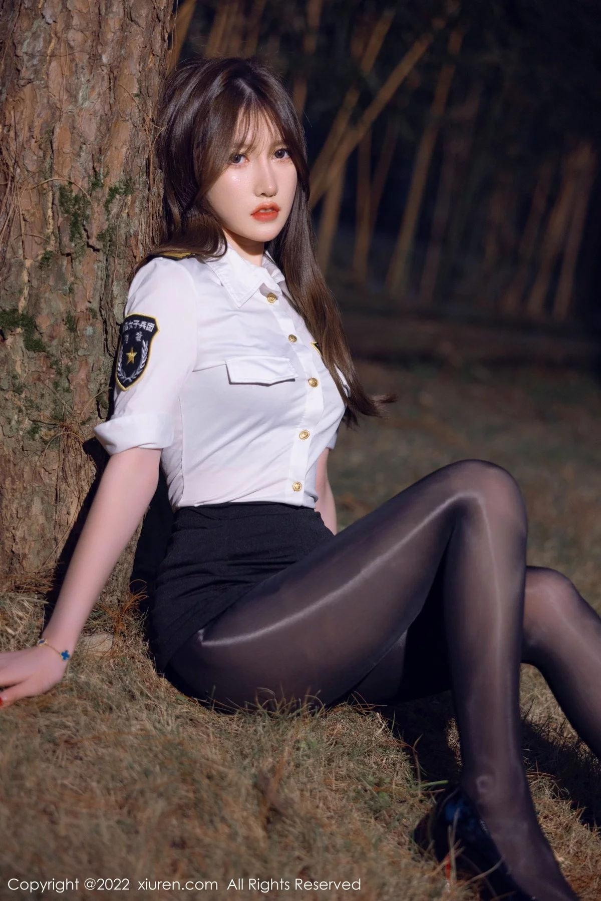 [[XiuRen秀人网]秀人网]No.4492_模特美桃酱户外夜晚树林+私房床上性感女兵制服配黑丝诱惑写真56P